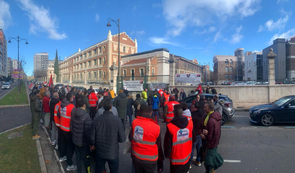 Cgt061CyL's tweet photo. 12/02/2024 Celebrando el Día de las Emergencias, junto a los compañeros del Transporte Sanitario de Castilla y León en la puerta del 112, sacando los colores a @jcyl por su privatización de servicios públicos esenciales fomentando la precariedad de TODOS sus profesionales https://t.co/MD2oSTfq4T