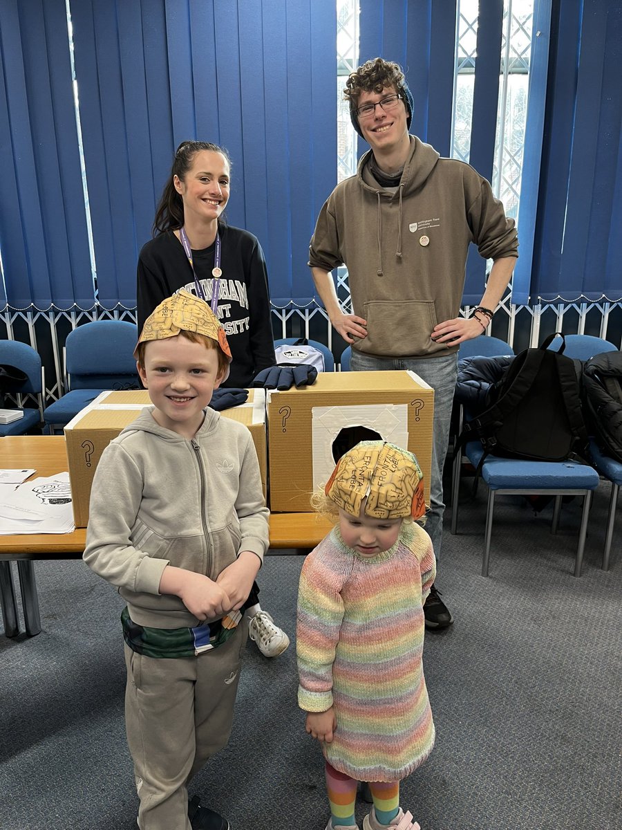 @NottsFOSAC @NottmTrentUni @UniofNottingham And there was more - fun experiments to explain brain function, a look at fluorescent bacteria and meeting the plant scientists from @UniofNottingham Sutton Bonnington campus. Great half term activity and Clifton Library was buzzing!