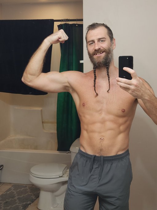 Monday morning post workout. 💪 https://t.co/OcR5bWdHQF<a href="/tag/fitness"class="tags"><span>#fitness</span></a><a href="/tag/healthylifestyle"class="tags"><span>#healthylifestyle</span></a><a href="/tag/morningmotivation"class="tags"><span>#morningmotivation</span></a>