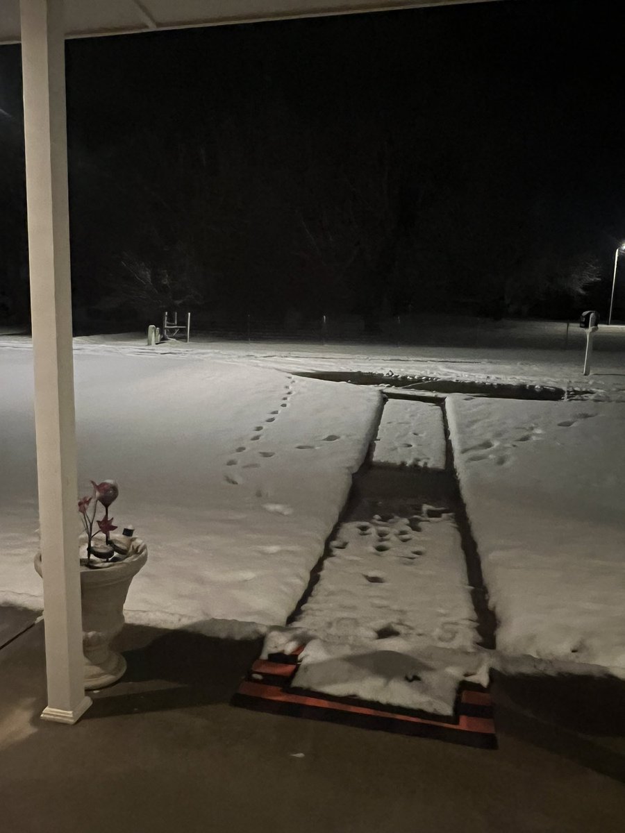 ShannaLewis1's tweet photo. Snow covered roads in Mustang @LaceySwope @robinmarsh9 @JedCastles https://t.co/r9F83QhVfa