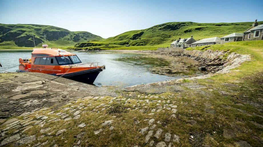 Enter the #Hebridean Sea Safari Prize Draw, valued at over £25,000 🐬 Find Your Quiet at: findyourquiet.co.uk for the chance to experience an epic 5-star Hebridean Sea Safari adventure on the West Coast of #Scotland, curated by hosts @GlenappCastle Hotel #QuietMark