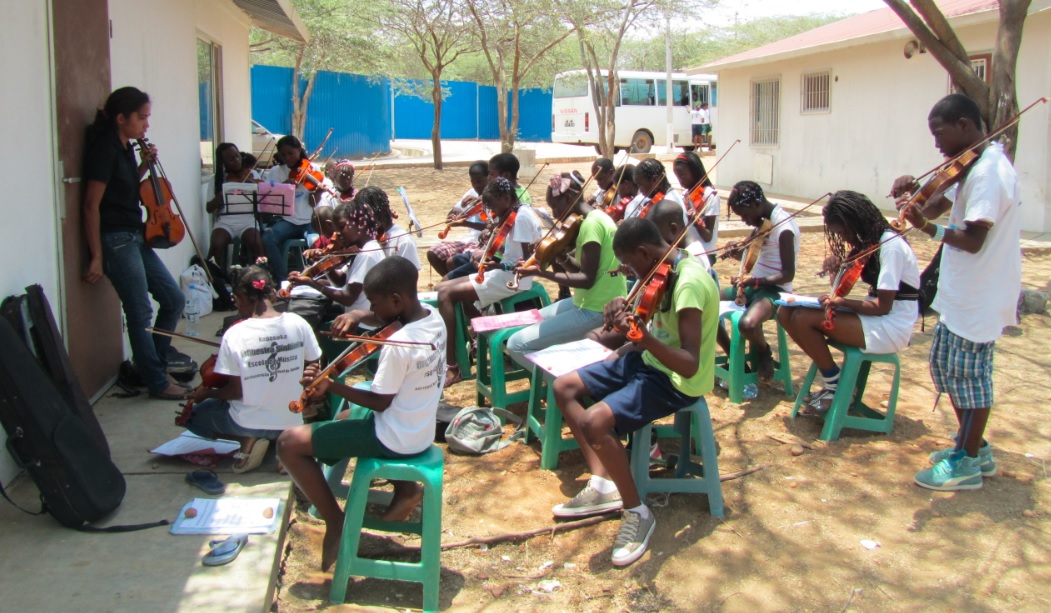 Conocer Angola a través de la música, es la propuesta de esta bella película. La realidad, con sus dificultades, se impone, pero nuestra protagonista tiene una oportunidad para salir adelante. Podéis verla en sonpelis.com #cine #cineenvalores #sonpelis #solidaridad