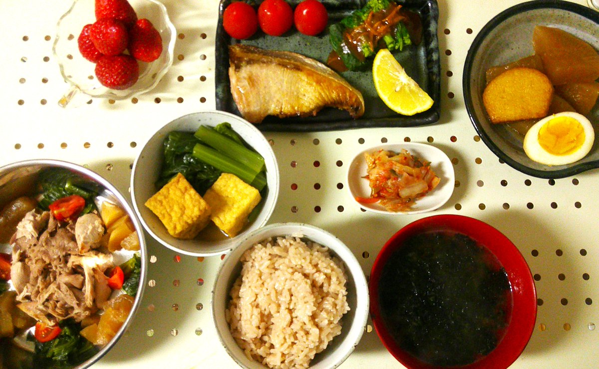 ~北陸の食材を食べよう~ 今夜は氷見のブリ塩焼きに。。菜の花柚子味噌🟡 丸大根🥚鈴廣揚げかま煮。。小松菜煮浸し ＃土佐黒茶🍚あおさお味噌汁 ＃高原べジキムチ🍓 和食はやっぱり落ち着くな♡ お料理を上手くなって一汁一菜でゆきたい ポストは今週はお休みがちになるかな 皆さまのホームは🫣