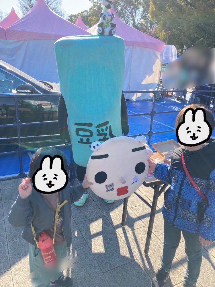 usako_6's tweet photo. 先日、たまたま会った豆乳さん(1枚目)を公園に連れ込み、幼児とわちゃわちゃさせた次男。
「今日は上野にいるらしいよ」って子どもたちに話したら、行くことに。
長男も会えて嬉しかったらしいです。
顔持たせてくれてありがとうございました😊 https://t.co/hmb72ZEJMM