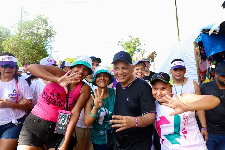 Anagrosas's tweet photo. El #OrienteChiricano tiene un gran equipo. Acompañados por @romuloroux y @BlandonJose lograremos juntos los CAMBIOS para nuestro país. Panamá merece que la gente sea feliz #LoBuenoViene. https://t.co/upZPpF7VPw