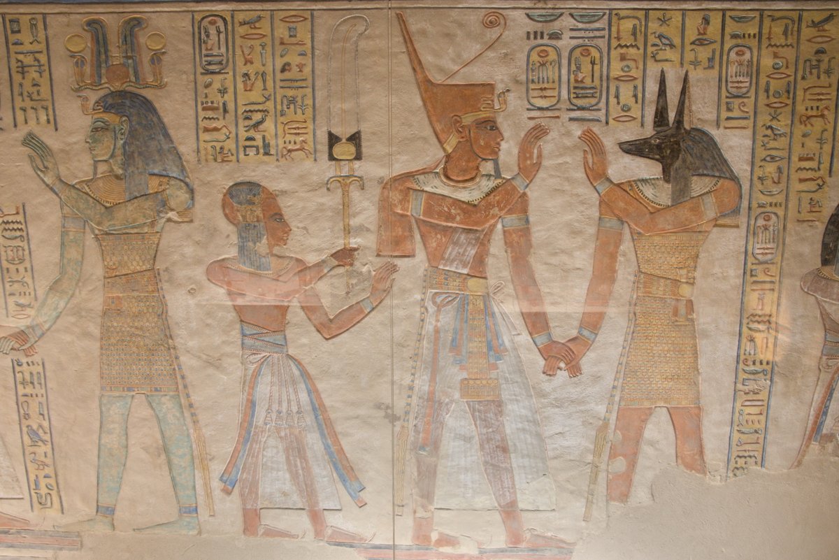 Cando era neno chamábame moitísimo a atención que os exipcios tiveran un deus con cabeza de chacal e corpo de home.
Anubis é un deus central na relixión exipcia, converténdose no deus embalsamador tras unir os anacos do cadáver de Osiris.
deviaxe.es/2024/02/a-ribe…