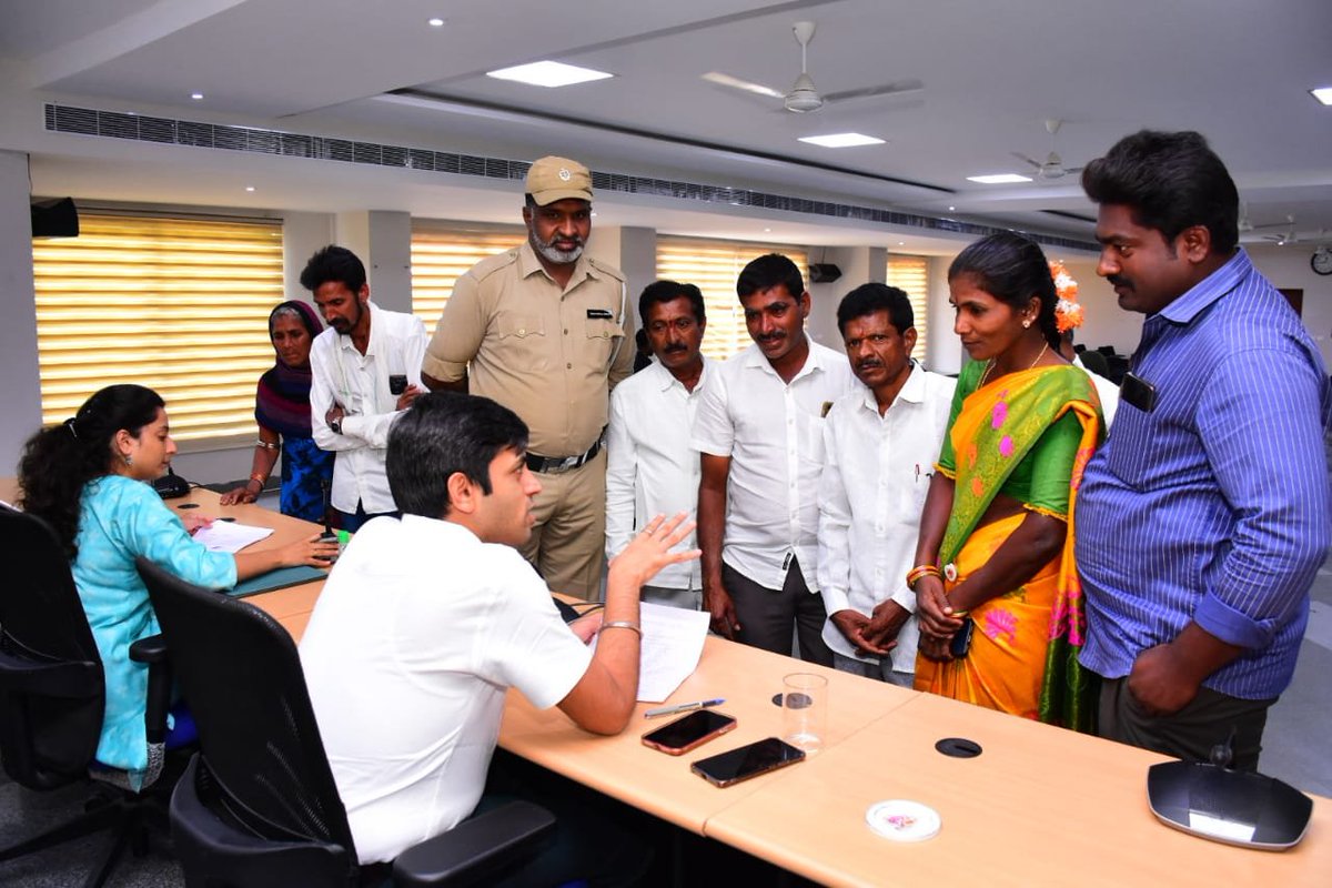airnews_hyd's tweet photo. 🔵#RajannaSircila సమీకృత జిల్లా కార్యాలయాల సముదాయం కాన్ఫరెన్స్ హాల్లో జరిగిన ప్రజావాణిలో దరఖాస్తుల స్వీకరిస్తు���్న కలెక్టర్ అనురాగ్ జయంతి .
#PrajaVaani @Collector_RSL @TelanganaCMO
(PTC) https://t.co/TFuFFl412Q