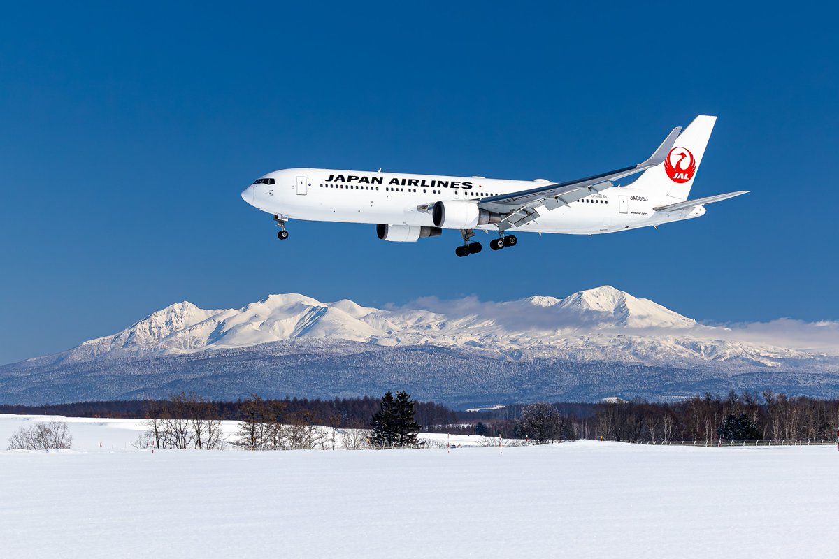 KAIHO_TKS's tweet photo. 2024.02.06
Japan Airlines
Boeing 767-346(ER) JA606J
at Asahikawa Airport
ーーーーーーーーーー
去年の冬は訪れることのなかった晴れの旭川。天気予報を信じて2年ぶりに雪化粧の旭岳を拝みに行きました。そして偶然にもWL付767が飛来。素晴らしい条件で撮ることができました。 https://t.co/3wSrWiNkfB