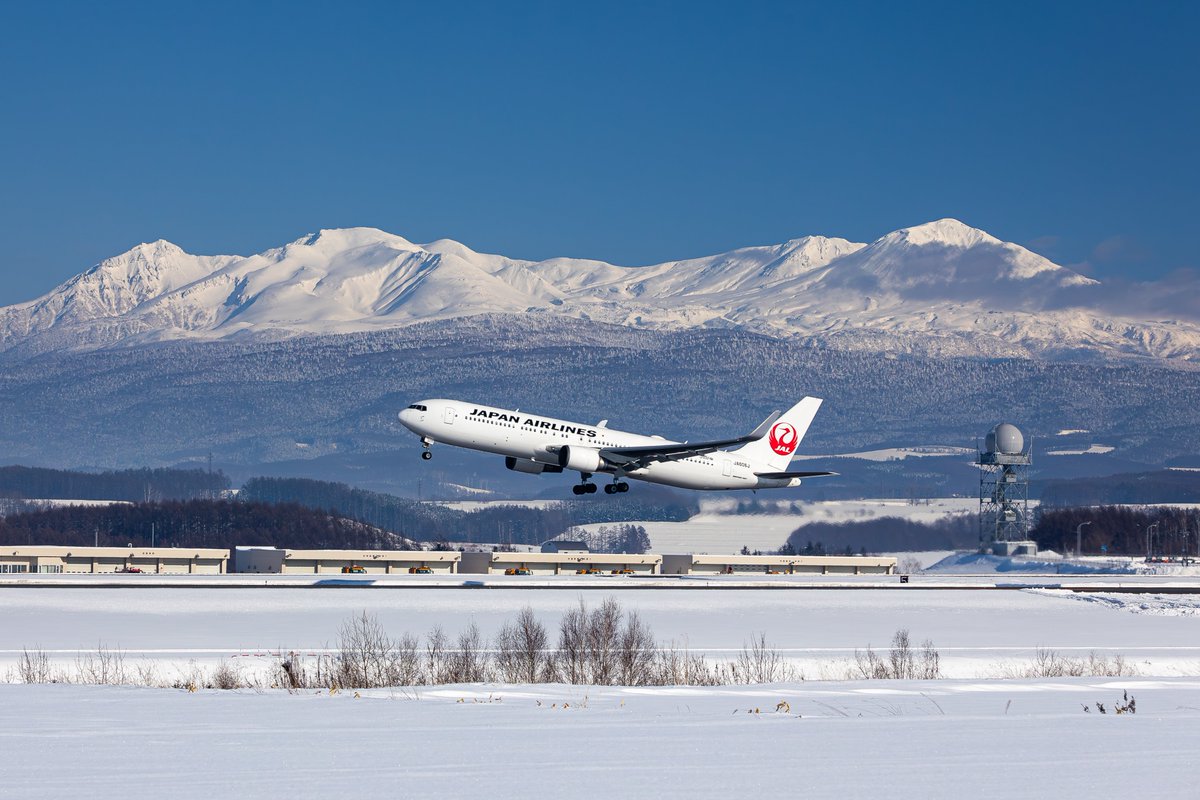 KAIHO_TKS's tweet photo. 2024.02.06
Japan Airlines
Boeing 767-346(ER) JA606J
at Asahikawa Airport
ーーーーーーーーーー
去年の冬は訪れることのなかった晴れの旭川。天気予報を信じて2年ぶりに雪化粧の旭岳を拝みに行きました。そして偶然にもWL付767が飛来。素晴らしい条件で撮ることができました。 https://t.co/3wSrWiNkfB
