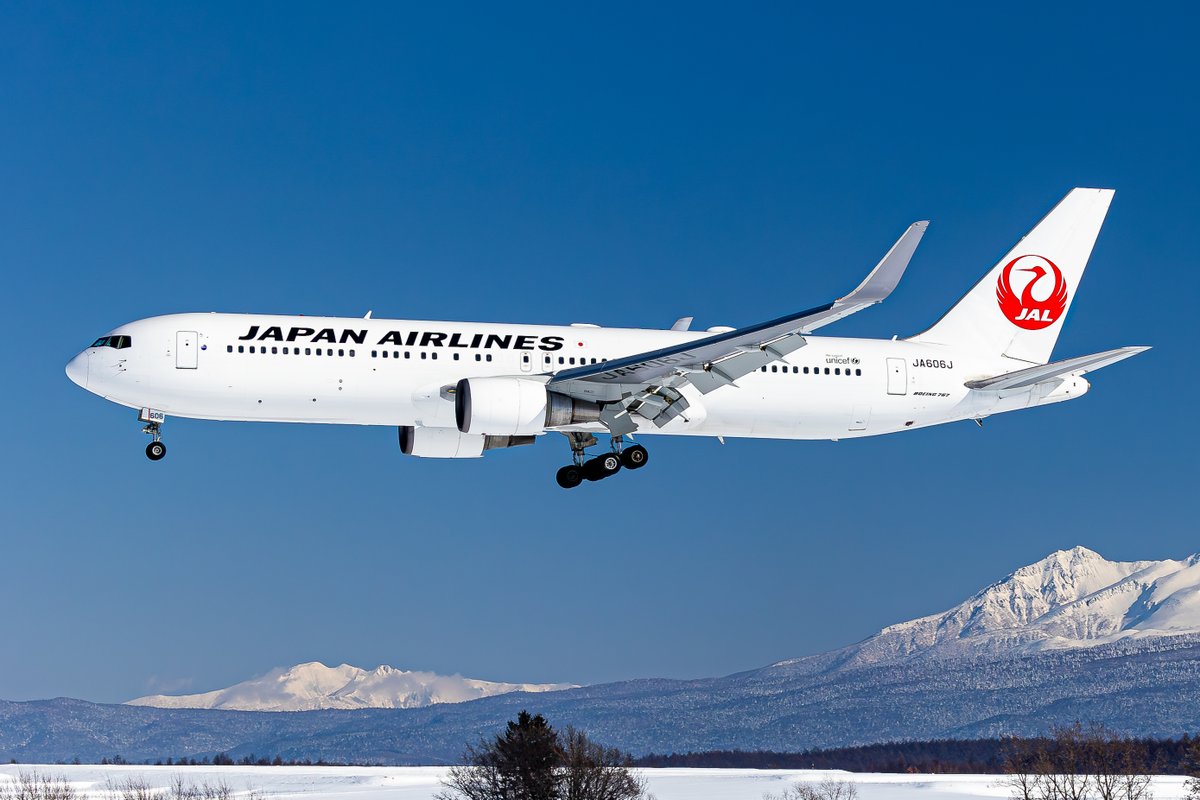 KAIHO_TKS's tweet photo. 2024.02.06
Japan Airlines
Boeing 767-346(ER) JA606J
at Asahikawa Airport
ーーーーーーーーーー
去年の冬は訪れることのなかった晴れの旭川。天気予報を信じて2年ぶりに雪化粧の旭岳を拝みに行きました。そして偶然にもWL付767が飛来。素晴らしい条件で撮ることができました。 https://t.co/3wSrWiNkfB