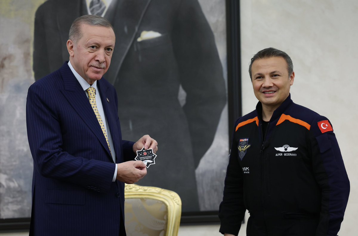 tcbestepe's tweet photo. Cumhurbaşkanımız @RTErdogan, Uluslararası Uzay İstasyonu'nda Türkiye'nin insanlı ilk uzay bilim misyonunu tamamlayarak yurda dönen Türkiye'nin ilk astronotu Alper Gezeravcı ve ailesini Esenboğa Havalimanı'nda kabul etti. https://t.co/iduo5hI6ql