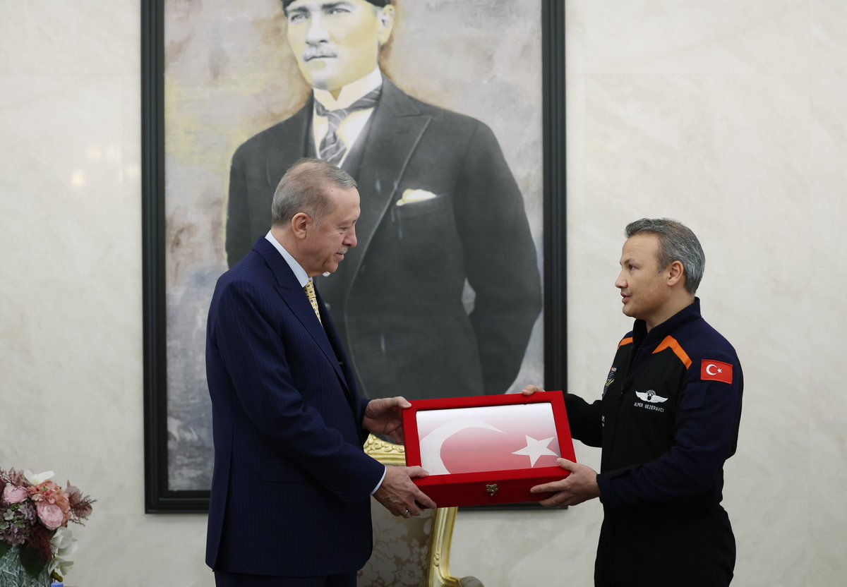 tcbestepe's tweet photo. Cumhurbaşkanımız @RTErdogan, Uluslararası Uzay İstasyonu'nda Türkiye'nin insanlı ilk uzay bilim misyonunu tamamlayarak yurda dönen Türkiye'nin ilk astronotu Alper Gezeravcı ve ailesini Esenboğa Havalimanı'nda kabul etti. https://t.co/iduo5hI6ql