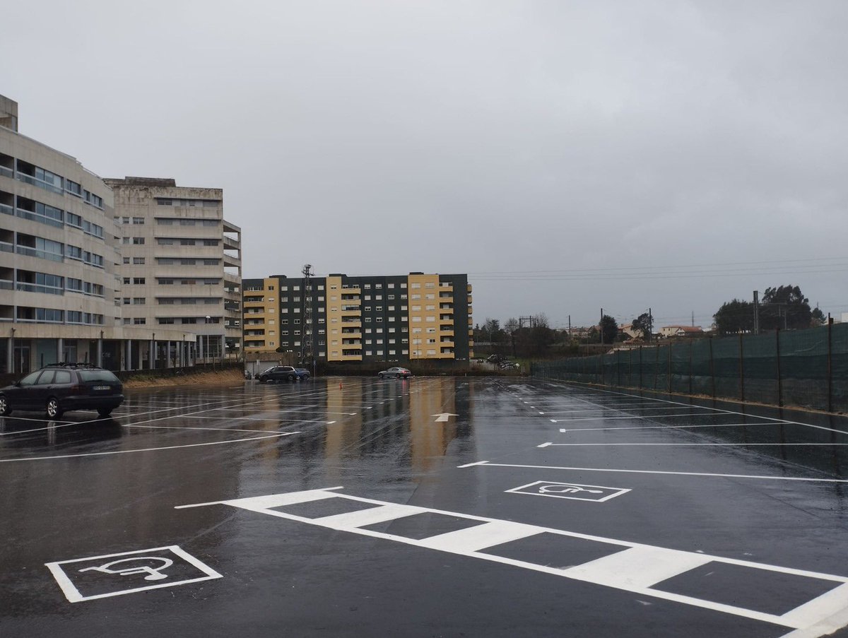 m_constantino4's tweet photo. Inauguramos o novo parque de #estacionamento paralelo à Rua de Olivença, junto ao edifício Vouga. Com capacidade para cerca de 200 lugares, e de utilização gratuita, o novo local visa dar resposta à supressão de alguns lugares de estacionamento na sequência da ciclovia. #barcelos https://t.co/zRL0Od31gz