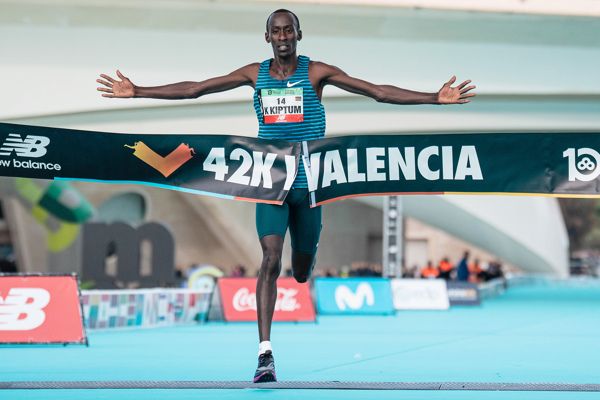 AthleticsWeekly's tweet photo. Remembering the life of Kelvin Kiptum and the impact he made on the sport 🕊️

🇪🇸 Fastest marathon debut in history, in Valencia (2:01:53 – December 2022)

🇬🇧 Ran what was then the second ever quickest marathon, in London (2:01:25 – April 2023) 

🇺🇸 Set the world marathon record, in Chicago (2:00:35 – October 2023)