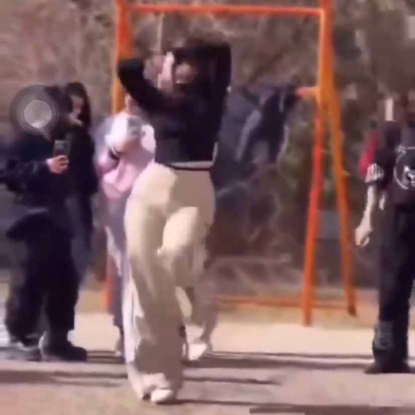«Не лезьте в их культуру!» На скринах молодая иранская девушка, которая нарушает сразу два мусульманских закона. Она без хиджаба. И она танцует. Окружающие ее девушки аплодируют ей. Женщины ❤️‍🩹