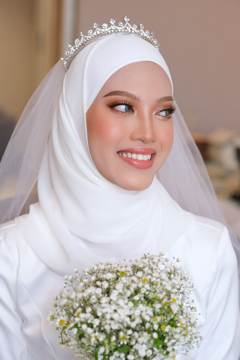 hanareene's tweet photo. future brides in jb please hire emy_woo on ig as you MUA i’m not kidding!! she was so helpful and friendly sangat.

i hired her for my both events and i’m ao impressed by her work 🥹🥹🥹🩷🩷🩷 https://t.co/p3VsySFK8a
