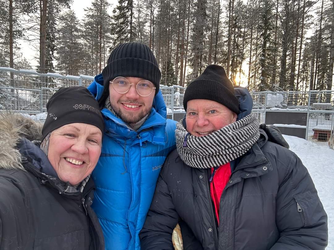 LaplandChamber's tweet photo. When visiting us, things can get vivid!! โจ Guest Artist & Violist #StevenDann sledging at Korvalan kievari with our violists Melanie and Max. ๐
#onlyinlapland #onlyinLCO #usvatanssinkennel
#huskyride
@Roikaupunki @VisitRovaniemi @OurLapland https://t.co/GC8mps06PC