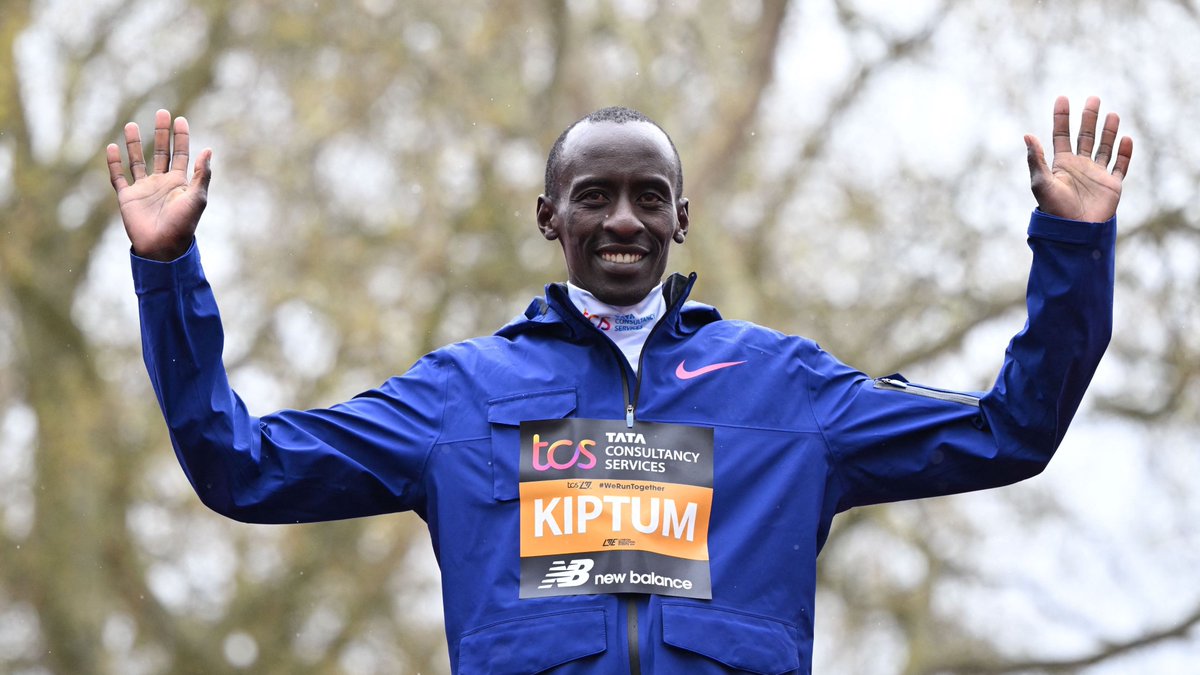 AthleticsWeekly's tweet photo. Remembering the life of Kelvin Kiptum and the impact he made on the sport 🕊️

🇪🇸 Fastest marathon debut in history, in Valencia (2:01:53 – December 2022)

🇬🇧 Ran what was then the second ever quickest marathon, in London (2:01:25 – April 2023) 

🇺🇸 Set the world marathon record, in Chicago (2:00:35 – October 2023)