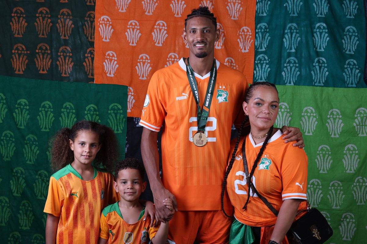 CAF_Online's tweet photo. Celebrating with the people who matter the most! 👨‍👩‍👧‍👦🇨🇮

#TotalEnergiesAFCON2023 https://t.co/qQsGQKXoS3