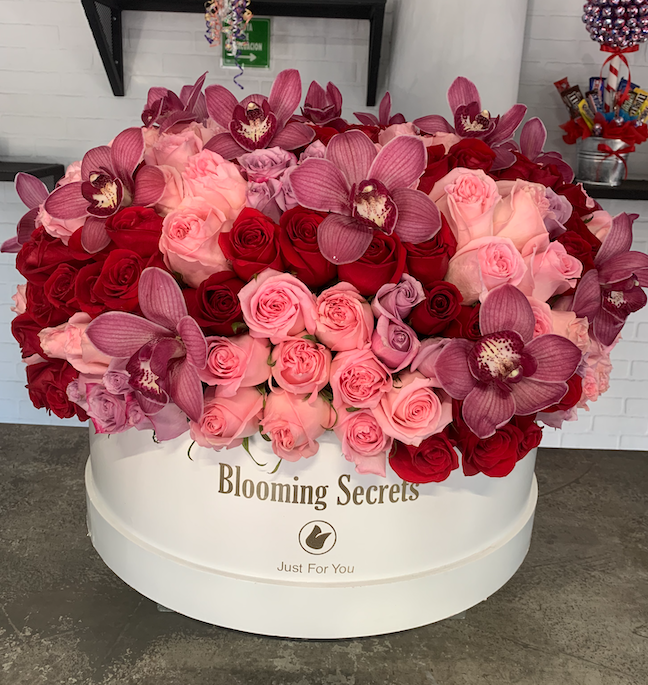 FloresGuru's tweet photo. Nuestras 300 rosas y orquídeas son sin duda una demostración de amor única 😍 

No olvides que aún estás a tiempo de agendar tu arreglo para este 14 de febrero 🥰

#RosasYOrquídeas #Colores #SanValentín #Amor https://t.co/lY7bMaySOf