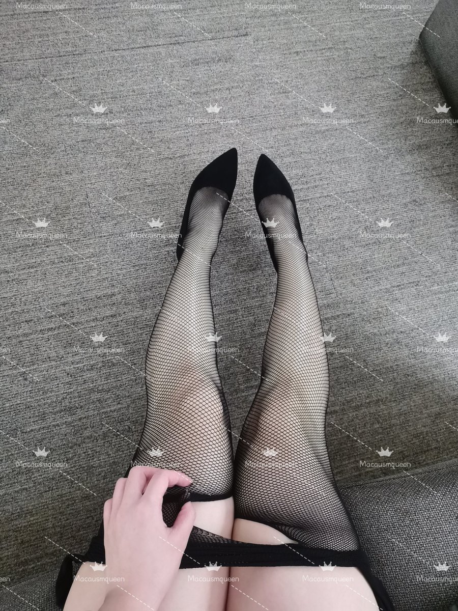 我超鐘意紅底鞋，有無奴隸想跪👅我條腿同食我腿指，要👅埋鞋底先合我意，挽肉腿都可以挽成個鐘，又舒服又滑，整到你射😛完左重可以脫掉絲襪塞住你個口 #澳門 #美腿 #玩腿 #腳指 #高跟鞋 #紅底 #原味 #絲襪 #黑絲