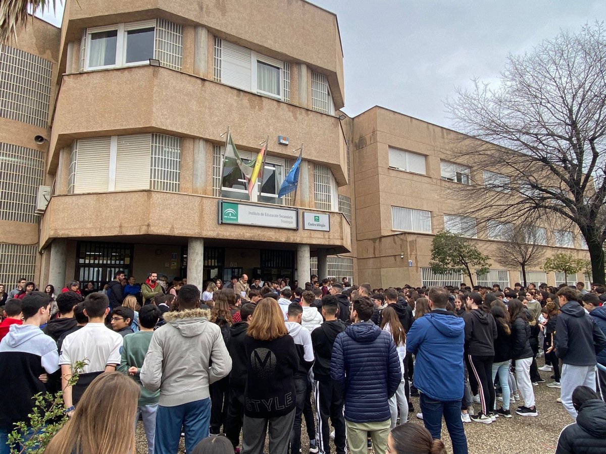 trevenqueies's tweet photo. La comunidad del IES Trevenque se suma a la iniciativa del Ayuntamiento de La Zubia para guardar un minuto de silencio, como muestra de apoyo y solidaridad con las familias de los dos guardias civiles fallecidos en Barbate, tras ser arrollados por una narcolancha. DEP https://t.co/m9StU4zlBa