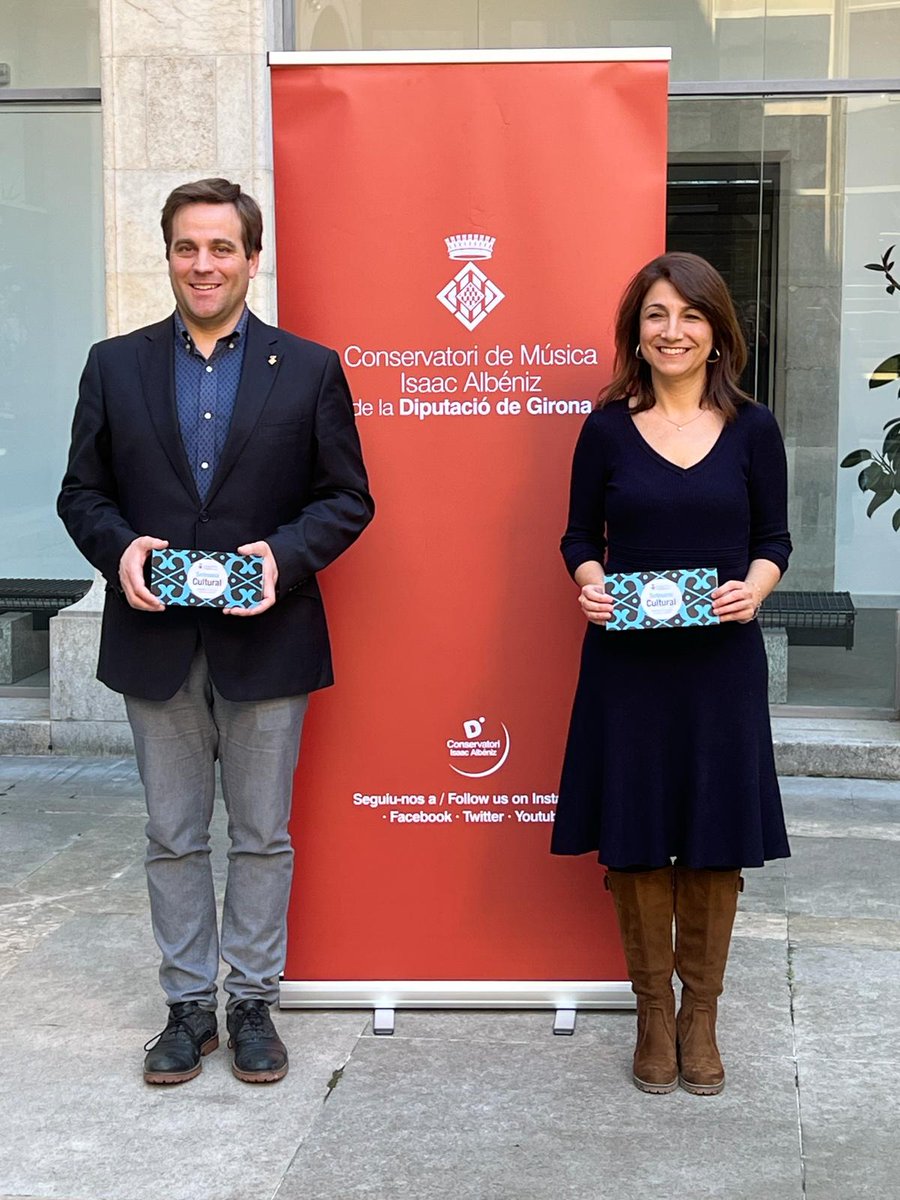 DiputacioGirona's tweet photo. 🎶Presentem la Setmana Cultural del @ConservatoriGi
🗓️ Del 19 al 25 de febrer
👥 Activitats per a tothom: Concerts, tallers, conferències i classes magistrals adreçades tant a l'alumnat com al professorat i públic en general.
🎙️Jordi Camps, diputat de #CulturaDdgi: «La Setmana Cultural és una bona plataforma per mostrar la feina que es fa a l'Escola de Música i al Conservatori de Música Isaac Albéniz de la #DdGi» .
🎼Podeu consultar-les totes a: https://t.co/pFcS6s6HXH