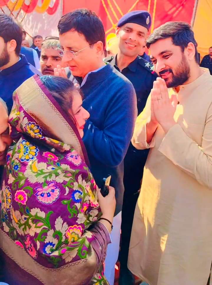 Raziyabano786's tweet photo. आज "किसान भवन कैथल" में अखिल भारतीय कांग्रेस कमेटी के महासचिव और राज्य सभा सांसद श्री Randeep Singh Surjewala  जी के सुपुत्र #आदित्य सुरजेवाला जी के " शादी समारोह" में पहुंचकर उन्हें मुबारकबाद पेश की ,
इस अवसर पर अपने प्रिय नेता माननीय श्री सुरजेवाला जी से भी मुलाकात हुई।। https://t.co/EVZgq1D55a