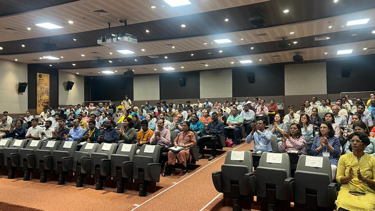 CGOJMumbai's tweet photo. Pleased to see Superintendent #Pardeshi's initiative on "#Bonsai & #Miyawaki (Japanese) method of plantationЁЯМ▒" inaugural workshop at #BMC #Mumbai FlowerЁЯМ╕ Show 2024 on February 9. Consul General Dr. #Fukahori attended it and appreciated Mumbaikar's love for #JapaneseЁЯЗпЁЯЗ╡ culture! https://t.co/FqJPBpCEzj