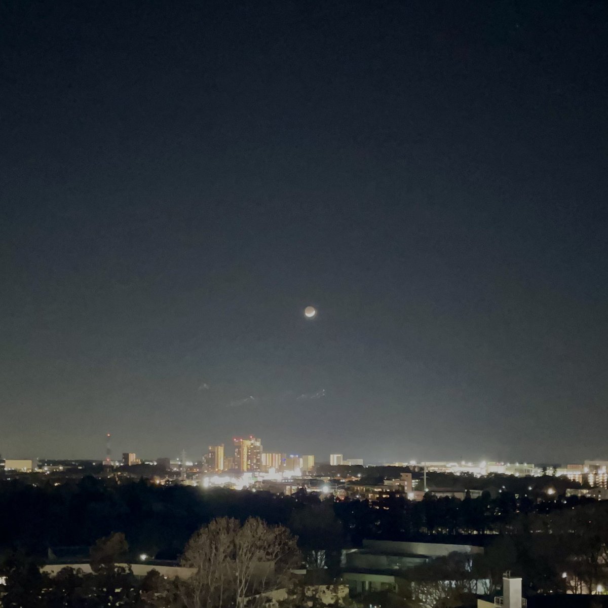 The moon tonight (Age 2.5) and the visible earthshine, the old moon in the new moon's arms.

#月を生活圏に　#月で暮らす