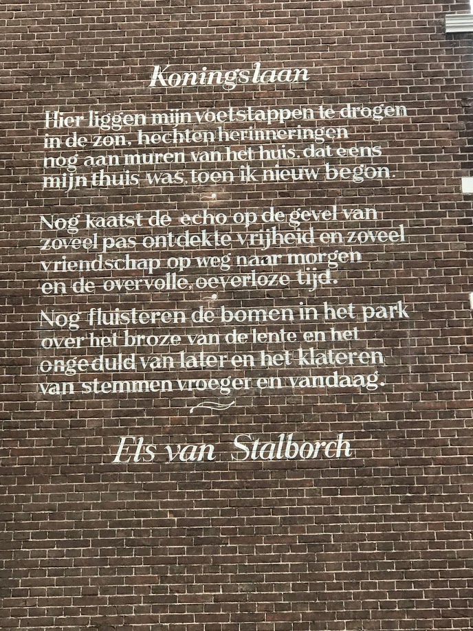 Studenten @HumanitiesUU en literatuurwetenschapper Kila van der Starre werkten mee aan docu over poëzie die je zomaar kunt tegenkomen in de Utrechtse straten dub.uu.nl/nl/nieuws/film…