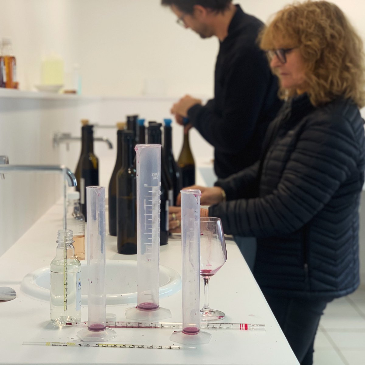 🍷Notre millésime 2023 se révèle dans toute sa splendeur, avec fraîcheur, générosité et éloquence…
#assemblage #vivarellelovers #winelovers