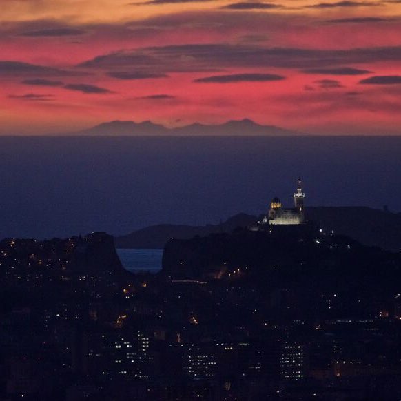 LMPositif's tweet image. 🇫🇷 Chaque année, début février, un phénomène optique permet d'observer, au coucher du soleil, le massif pyrénéen du Canigou depuis Marseille, à 250 kilomètres de distance ! 🌅 (France 3)