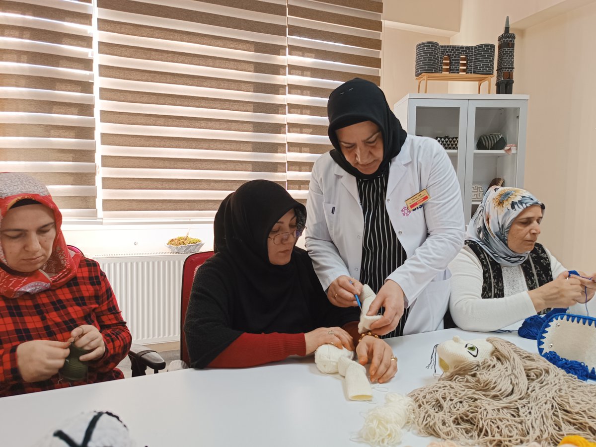 dbbdismek's tweet photo. #DİSMEK “Bez Bebek Yapımı (Amigurumi)��� atölyemizde çocuklarımız için çalışıyoruz.
 
Alanında uzman eğitmenlerimizle kursiyerlerimizi yetiştiriyor, onlarla gelişiyoruz.
 
Detaylı bilgi için; https://t.co/t7cFw0sin2 web sayfamızı ya da kurs merkezlerimizi ziyaret edebilirsiniz. https://t.co/UwOjLVuBjM