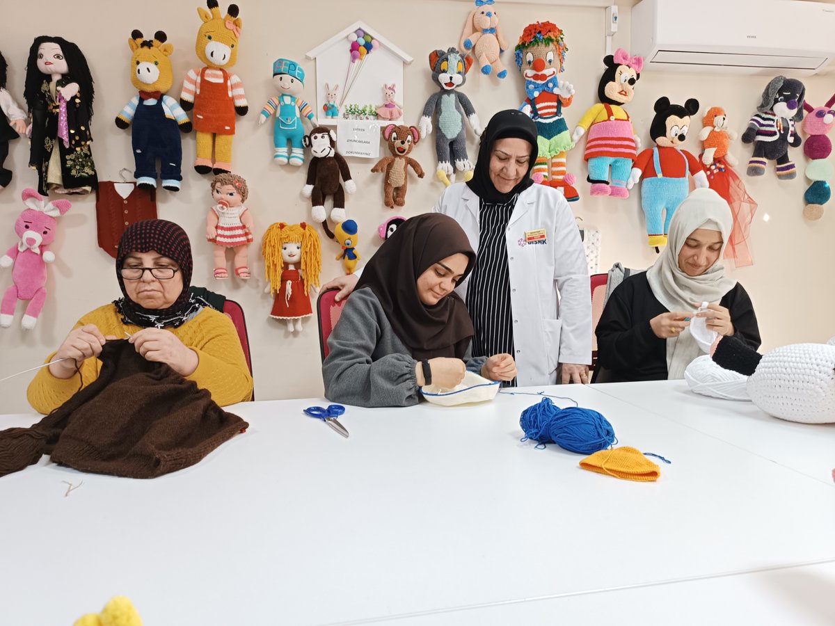 dbbdismek's tweet photo. #DİSMEK “Bez Bebek Yapımı (Amigurumi)��� atölyemizde çocuklarımız için çalışıyoruz.
 
Alanında uzman eğitmenlerimizle kursiyerlerimizi yetiştiriyor, onlarla gelişiyoruz.
 
Detaylı bilgi için; https://t.co/t7cFw0sin2 web sayfamızı ya da kurs merkezlerimizi ziyaret edebilirsiniz. https://t.co/UwOjLVuBjM