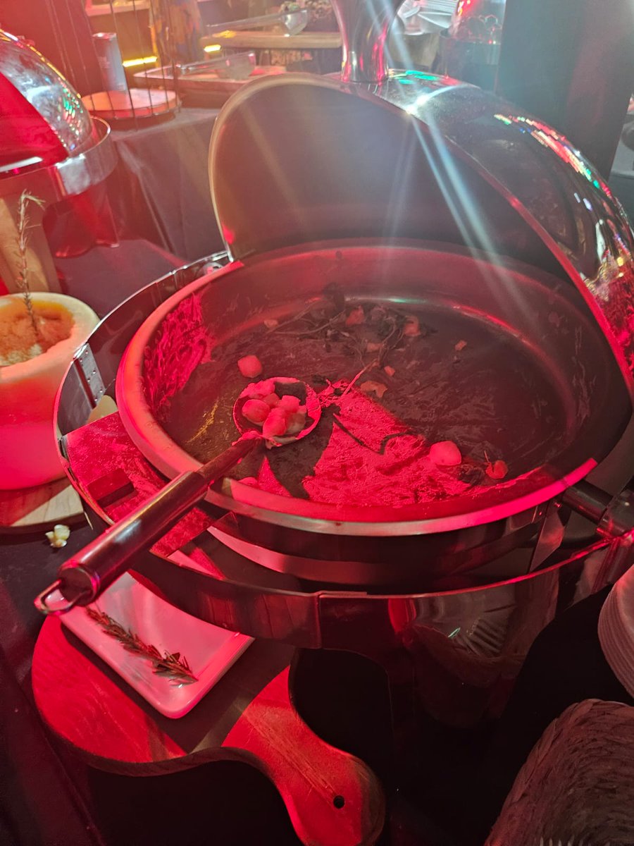 MP_RJ's tweet photo. O #MPRJ prendeu em flagrante, na noite de domingo a responsável pelo camarote Lounge Sapucaí, por armazenamento impróprio de alimentos no Sambódromo. Os alimentos servidos estavam sendo preparados no sanitário masculino do setor 12, junto a objetos como meias . https://t.co/vPL3SoKGTG