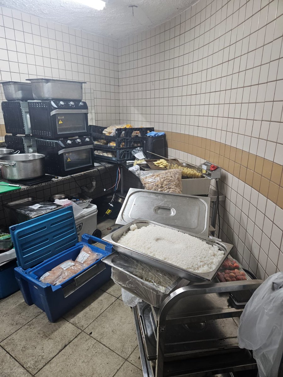 MP_RJ's tweet photo. O #MPRJ prendeu em flagrante, na noite de domingo a responsável pelo camarote Lounge Sapucaí, por armazenamento impróprio de alimentos no Sambódromo. Os alimentos servidos estavam sendo preparados no sanitário masculino do setor 12, junto a objetos como meias . https://t.co/vPL3SoKGTG