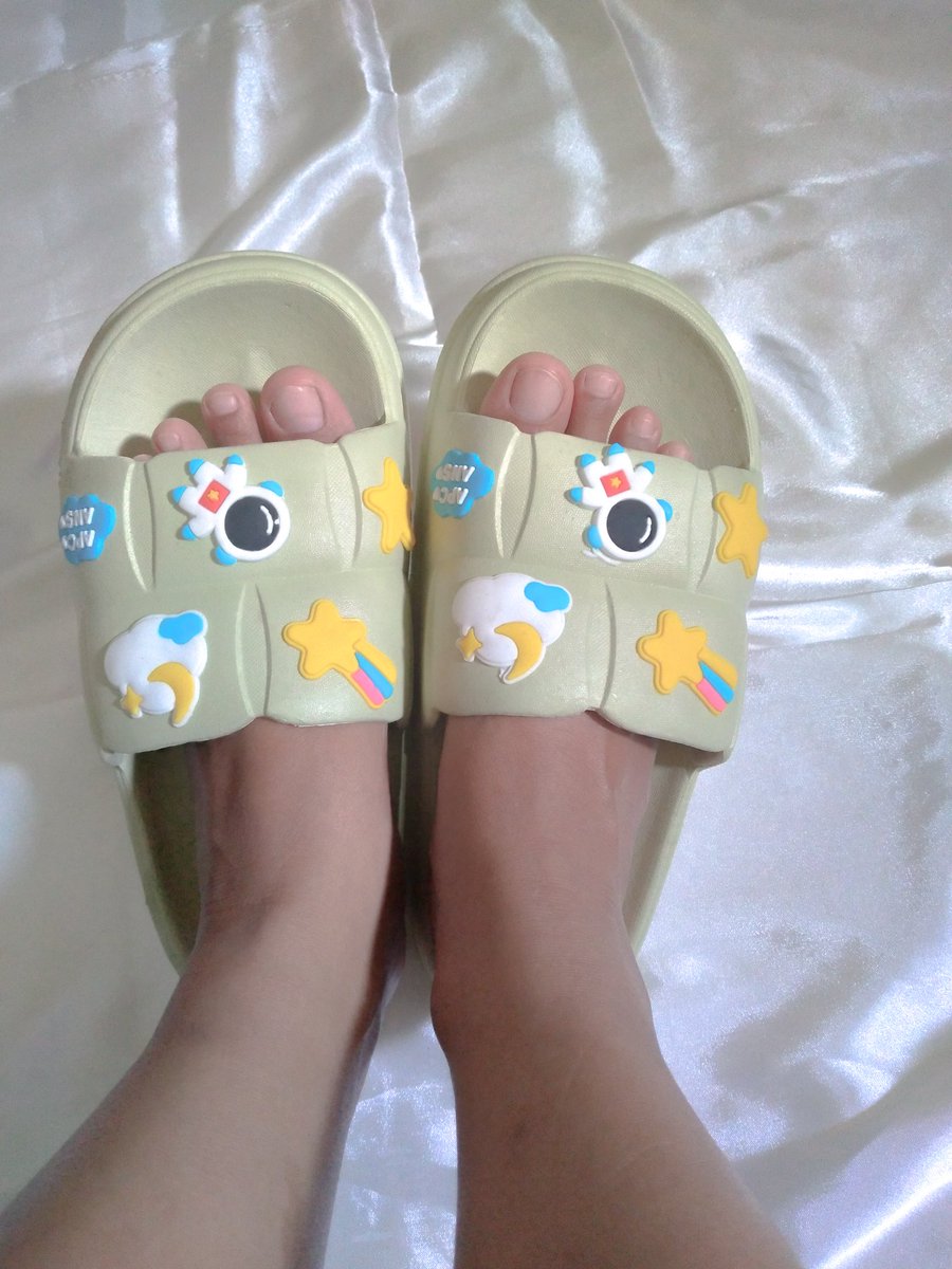 chanachan00's tweet photo. Aku menemukan Sandal Slip-on cakep banget, sandalnya empuk, ringan, gk licin dan pastinya gak bau, krna pernah nemu sandal yg bahannya sama kayak ini bau nya gk enak bgt😭 tpi aku coba beli yg ini beneran gak bau, pokoknya cakep dehh gk menyesal beli, harganya terjangkau banget😍 https://t.co/5wHxijGtDA