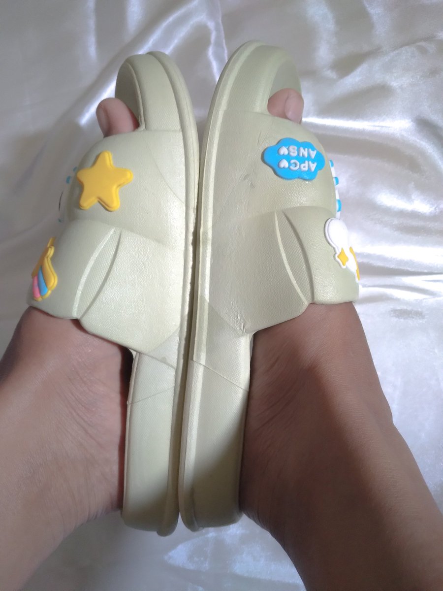 chanachan00's tweet photo. Aku menemukan Sandal Slip-on cakep banget, sandalnya empuk, ringan, gk licin dan pastinya gak bau, krna pernah nemu sandal yg bahannya sama kayak ini bau nya gk enak bgt😭 tpi aku coba beli yg ini beneran gak bau, pokoknya cakep dehh gk menyesal beli, harganya terjangkau banget😍 https://t.co/5wHxijGtDA