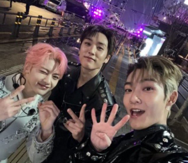 myseokryudan's tweet photo. look at all these canadians... 🇨🇦 https://t.co/A3JK26Kxhj