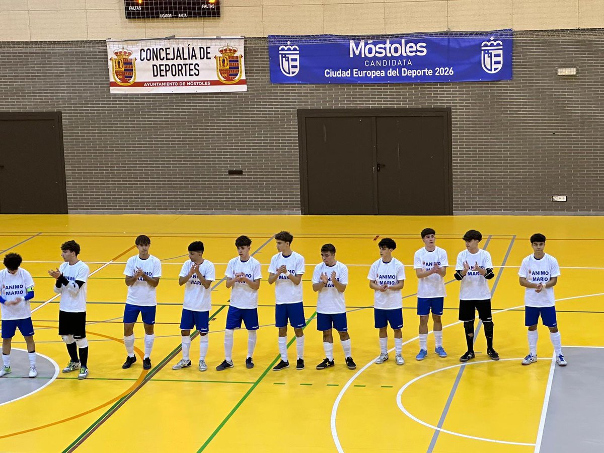 1mostolesfs's tweet photo. CANTERA
Gran detalle de los chicos del Juvenil C con su compañero Mario Illanas que ha sufrido la rotura del cruzado y menisco y tendrá que pasar por el “taller”.
Mucho ánimo Mario, queda un minuto menos…
#canteraazul https://t.co/NihKv0JOZ6