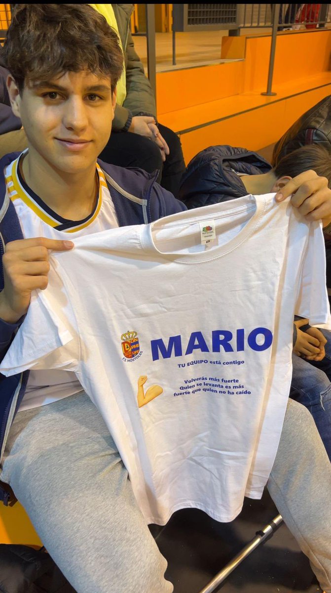 1mostolesfs's tweet photo. CANTERA
Gran detalle de los chicos del Juvenil C con su compañero Mario Illanas que ha sufrido la rotura del cruzado y menisco y tendrá que pasar por el “taller”.
Mucho ánimo Mario, queda un minuto menos…
#canteraazul https://t.co/NihKv0JOZ6