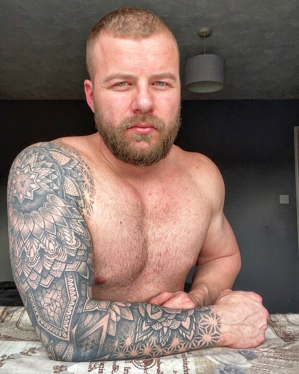 IslandV1king's tweet photo. The weekend is over, let’s get back into the Gym. Happy #Monday everyone! 

Who’s training today? 

#tattoo #fitness https://t.co/dFNr3YjG6q