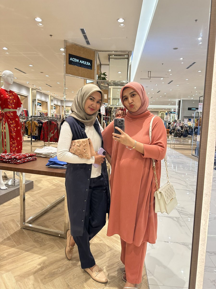 lattelat_'s tweet photo. Bestie forever hahaha 🤣🫶🏻@emasuhrah https://t.co/xOCaZvqwtA