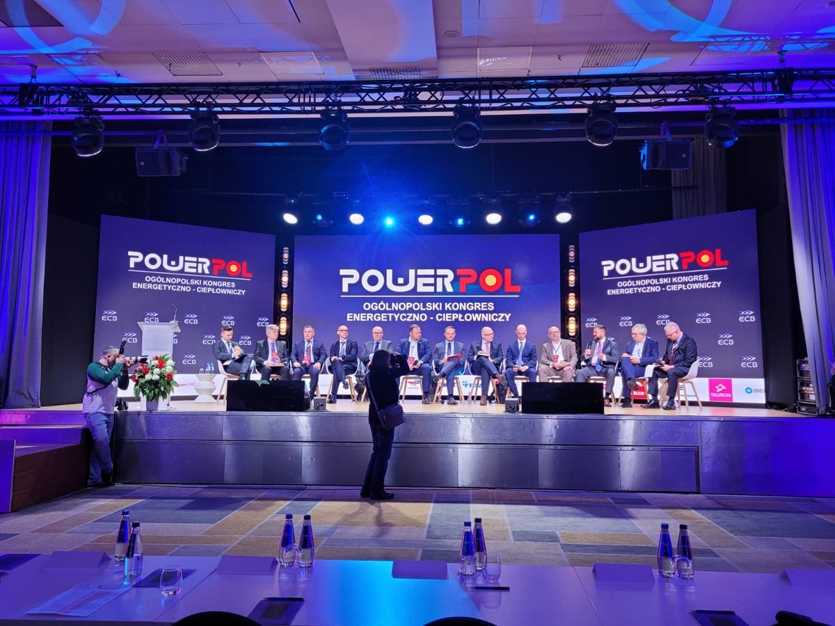 TauronPE's tweet image. T.Szuladziński TAURON na #POWERPOL: 
Z punktu widzenia bezpieczeństwa energetycznego, kluczowym jest utrzymanie źródeł sterowalnych, które w momencie niskiej produkcji OZE zagwarantują bezpieczeństwo dostaw energii elektrycznej do obiorców.