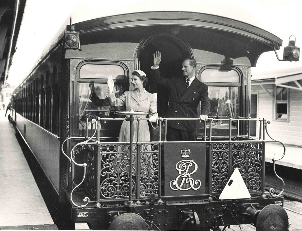 During the Royal Tour of Australia, 1954, the Queen made use of a Royal Train to visit areas in New South Wales. On 12 February she visited the Blue Mountains. She is pictured at Bathurst. #OnThisDay #Australia #NSW #Bathurst #Bluemountains #Wollongong #Lithgow #QueenElizabethII