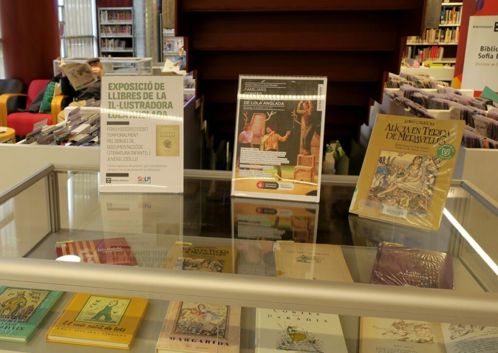 Bcn_Eixample's tweet photo. Un homenatge a #LolaAnglada 🖍️📚
La #bbcnSofiaBarat acull una petita exposició dels seus llibres, que pertanyen al fons històric del #SDLIJ. El 18/02 no us perdeu l'espectacle familiar "Contes meravellosos de Lola Anglada" a la @casaelizalde!
ℹ️ https://t.co/MMJP8h3Z4k https://t.co/4BEavhGsxJ