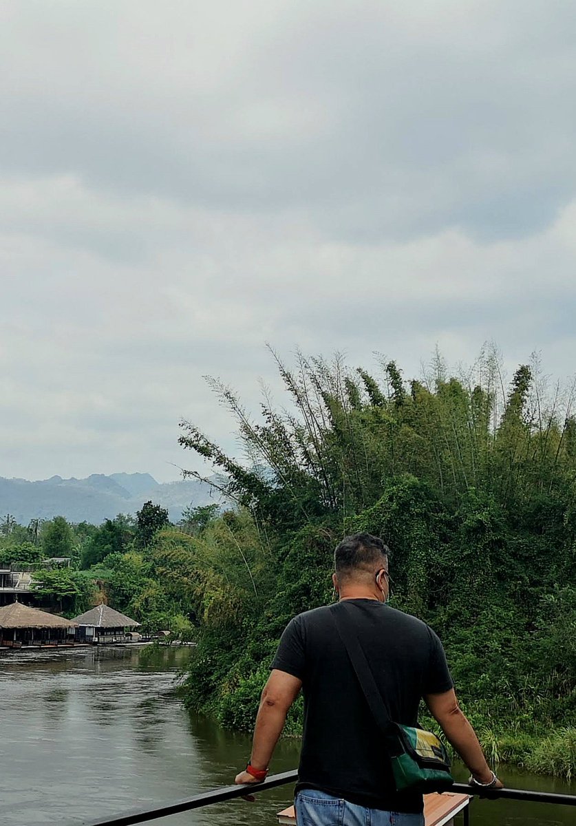 เรื่องการเปย์สาว 
ผมมีเรื่องเล่าให้ฟัง
น้องคนนึงทวีตบอกว่า ชุดสวย 
ผมDM ไปถามว่า: เคยมีใครเปย์ให้มั้ย
น้อง: ยังไม่เคยโดนเปย์
ผม: งั้นพี่เปย์ ให้หนูแล้วกัน
น้อง: หนูจำเป็นต้องตอบแทนอะไรมั้ย
ผม: ไม่จำเป็นครับ พี่ชอบรอยยิ้ม เวลาหนูมีความสุข

อยากจะบอกว่าผู้ชายไม่ได้เหมือนกันทุกคน