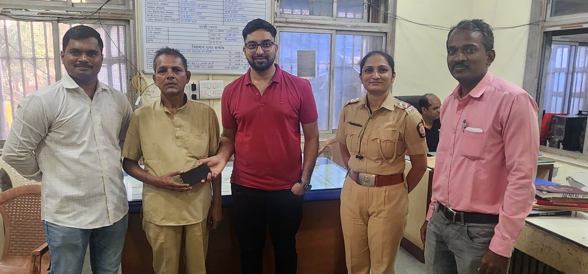 AnkitLaddha007's tweet photo. Appreciation post for #Kalachowki staff SrPI SanjayMohiteSir
PSI DhananjayVyavahare
PSI SonaliPatil. My wife forgot her iPhone in Mumbai taxi. They acted swiftly, tracked down the driver and helped us recover phone in less than 1.5 hrs. Thank you. You are pride of @MumbaiPolice🙏 https://t.co/1K0g2wm34s