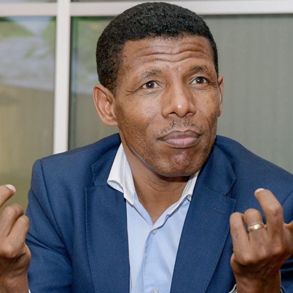 "የፓርክ ግንባታ ሰላም አይሆንም" 

አትሌት ሀይሌ ገ/ስላሴ:: 

ከአዲስ አበባ ወጥቶ መንቀሳቀስ  አልተቻለም::  አንጋፋው አትሌትና ባለሀብት ሀይሌ ገብረስላሴ ዝምታውን በመስበር  አሁን ኢትዮጵያ ውስጥ ያለው ሁኔታን አደገኛ ሲል ይገልፀዋል:  ገበታ